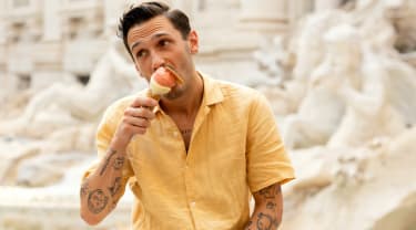 mand spiser is i rom