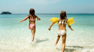 To piger på stranden i Thailand