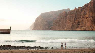 Strand på Tenerife med Los Gigantesi baggrunden