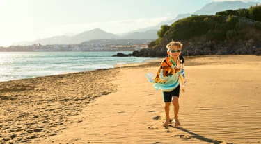 Dreng på strand