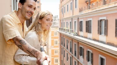 Par på balkon i rom