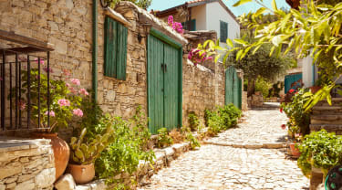 Hyggelig gade med fine detaljer på Cypern