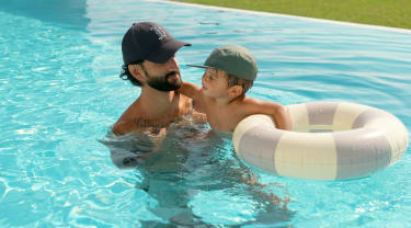 far og søn i pool