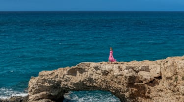 Kvinde ved havet på Cypern
