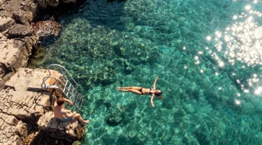 Kvinde bader i havet i Kroatien