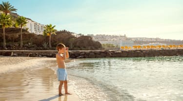 Dreng på strand