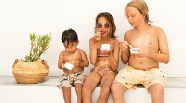Tre børn spiser is
