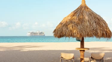 Strand på Aruba med krydstogtskib i baggrunden