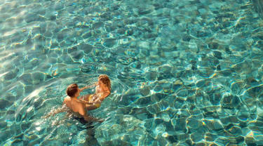 Par bader i en pool på Sunprime