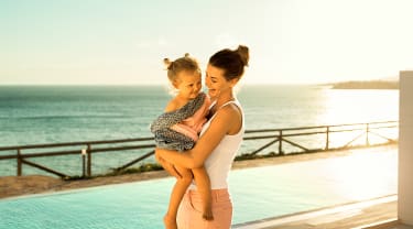 Mor og datter ved pool
