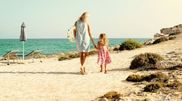 Mor og datter på stranden på Cypern