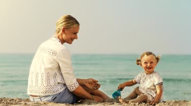 Mor og datter på Sunwing Sandy Bay Beach