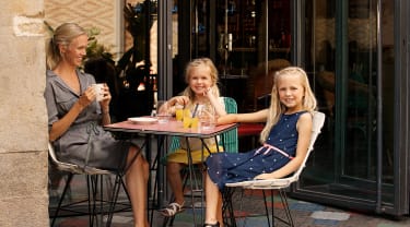 En mor og to døtre på café
