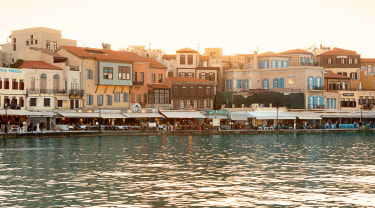 Find en billig rejse til Grækenland og nyd aftenen ved havnen i Chania