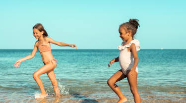 to piger leger i vandet