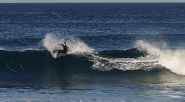 Surfer i vandet ved Gran Canaria