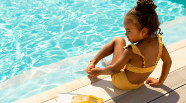 Pige ved pool med svømmefødder