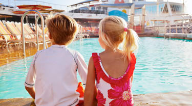 To børn på et krydstogtskib