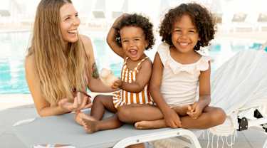 Familie ved poolen