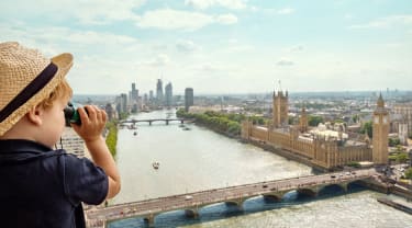Dreng ser ud over London