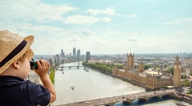 Lille dreng kigger ud over Themsen og Big Ben i London