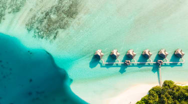 En sandstrand og hav på Maldiverne