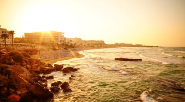 Strand og solopgang på Cypern
