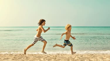 To drenge på stranden på Cypern