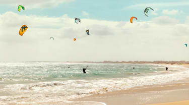 Strand og kitesurfere på Kap Verde