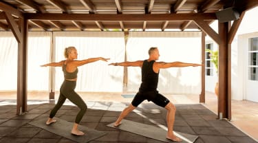 mand og kvinde dyrker yoga