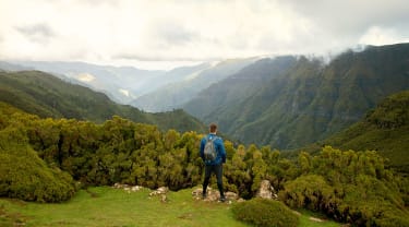 Mand vandrer på Madeira i pinsen