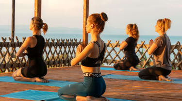 yoga på terrasse på Lesbos