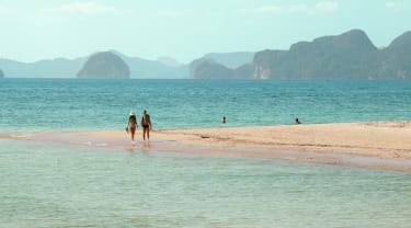 To på strand i Thailand