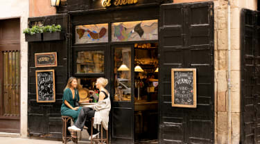 to veninder på café i barcelona