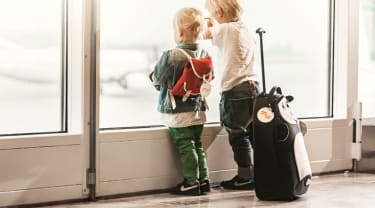 To børn, der kigger på fly