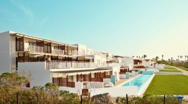 Sunwing Kallithea Beach, Rhodos. Lave hotelbygninger med terrasser og værelser med egen pool