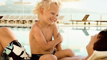 Dreng ved pool | Kundeløfte | Spies