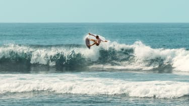 surfer rider på bølge