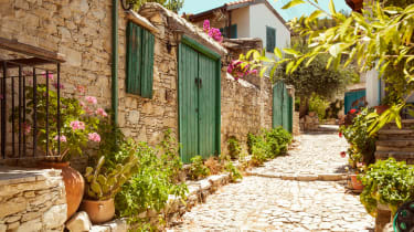 Bestil en billig rejse til Cypern og besøg de hyggelige byer med fine detaljer