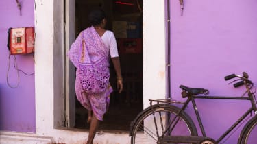 Kvinde i farverig sari