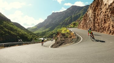 Cyklister på en bjergvej