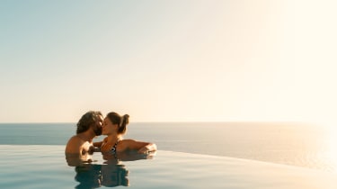Par i infinity pool på Gran Canaria