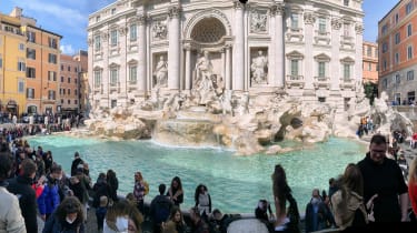 Kast en mønt i Trevi fontænen - så siges det at du kommer tilbage til Rom
