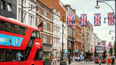 Rød bus og Union Jack på Oxford Street