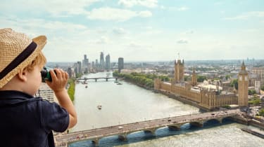 Dreng kigger ud over London med en kikkert