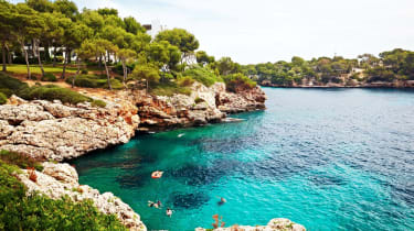 Træer, klipper og turkisblåt vand på Mallorca