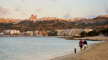Vejret på Malta er lunt og indbyder til gåture i skumringen