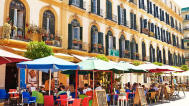 Herlig stemning på en gade med caféer i Malaga