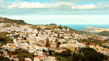Udsigt over by og bjerg på Gran Canaria