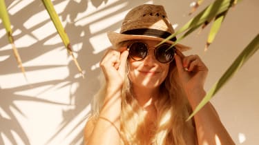 Kvinde med hat på ferie – rejsetips og rejseinspirastion